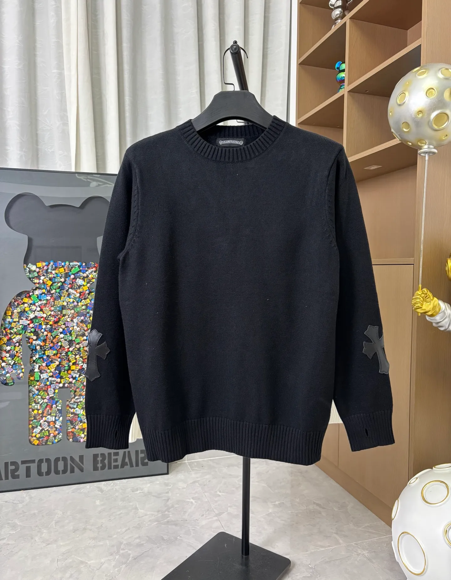 P260 Style number: DC228# [Chrome Hearts] Chrome Hearts' new cross-knit jacquard appliqué embroidered round neck pullover sweater. Contains 20% wool. The item is made of custom-dyed and custom-spun yarn, purchased from the original version. A full set of customized accessories. Details determine success or failure. A new model for autumn and winter. It is soft and delicate and does not tie the body. The upper body effect is very nice. Loose fit. Same style for men and women. Color: White Black Size: S-L [Picture 9️⃣Size Chart]